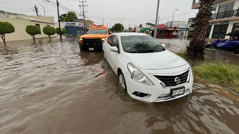 Cuadrillas de distintas dependencias realizan labores de limpieza y desazolve ante inundaciones causadas por los remanentes de la tormenta tropical Raymond.