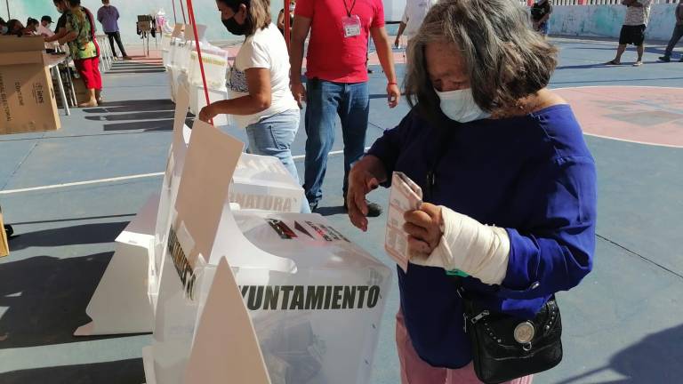 En Rosario, el calor no frena a votantes