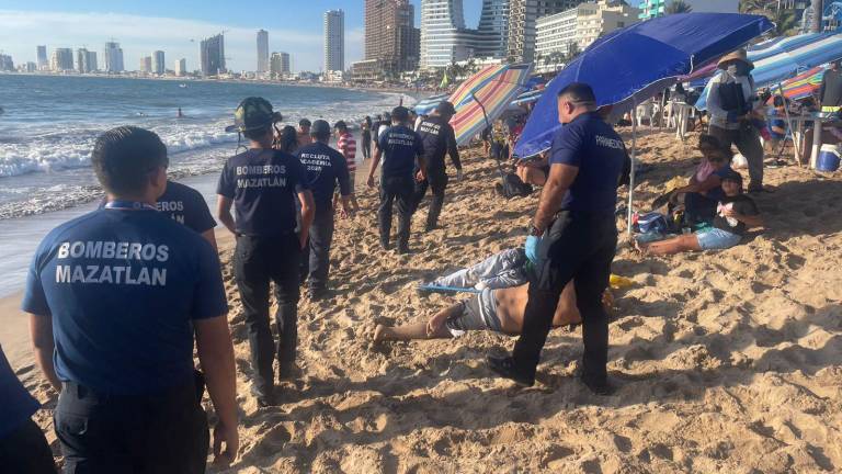 Cuerpos de emergencia como Bomberos Mazatlán atendieron a decenas de bañistas por picaduras de “quemadores” en las playas de Mazatlán.