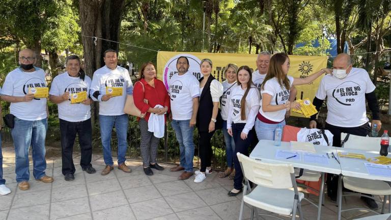 En Culiacán, el PRD recolecta firmas para defender el INE de la Reforma Electoral