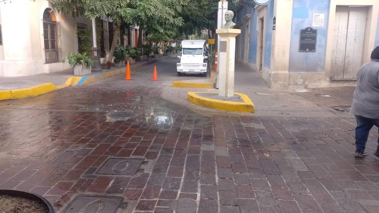 En los alrededores de la Plazuela Machado este lunes arrancó con malos olores por la falta de limpieza.