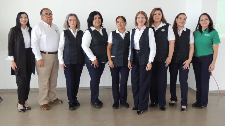 Directivos y coordinadores reciben a las nuevas familias de ingreso.