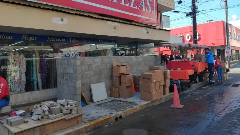 En los últimos días se ha estado construyendo una barda sobre una banqueta en el Centro de Mazatlán.