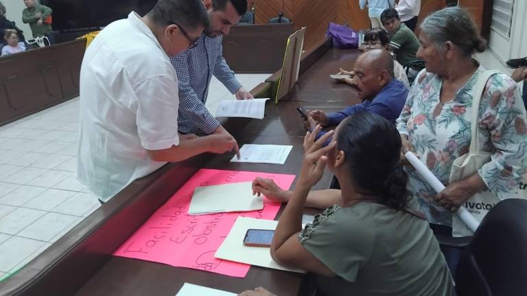 Protesta de vecinos de Mazatlán en el Cabildo.