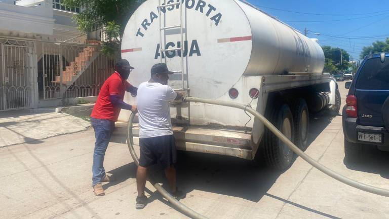 Varias pipas de agua estuvieron distribuyendo en colonias afectadas por desabasto en la sindicatura de Villa Unión.