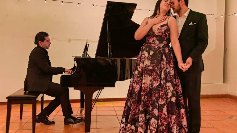El pianista Pablo García acompañó a la soprano Lucía Beyles y el barítonos Carlos Rojas.