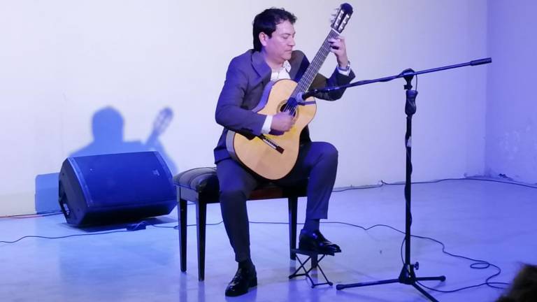 Con gran éxito se presentó el guitarrista clásico Francisco Bibriesca en Casa Haas.