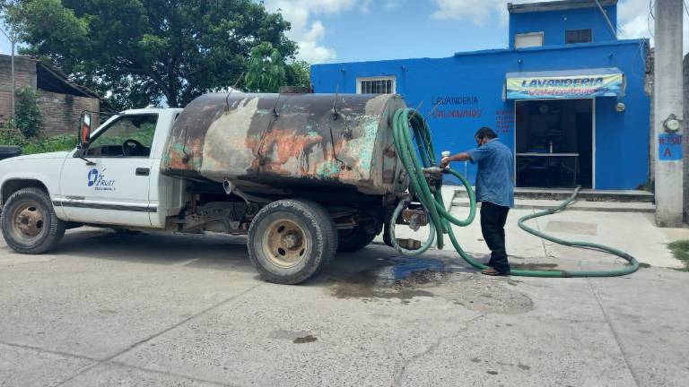 Los vendedores de pipas con agua no se dan abasto para atender la solicitud de las personas