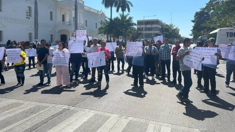 Aspirantes a síndicos de diferentes comunidades de Culiacán se manifiestan frente al Palacio Municipal reclamando la convocatoria para el proceso.