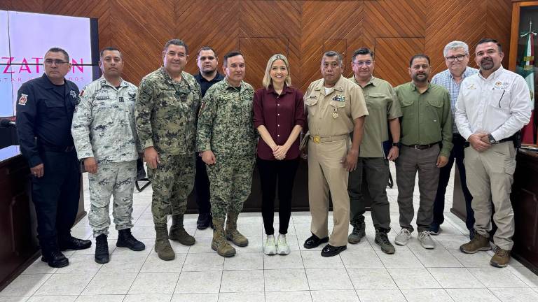 Autoridades de los tres niveles de Gobierno se reúnen en la sala de Cabildo, en Mazatlán, para afinar detalles del operativo.