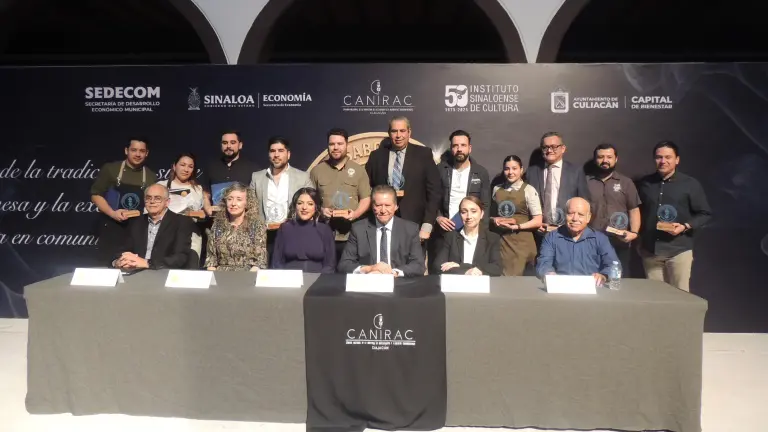 Directivos de Canirac Culiacán e invitados especiales, juntos a los ganadores del Premio Sabor Sinaloense.