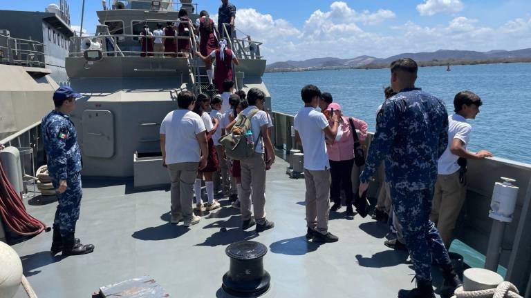 Estudiantes conocieron parte del equipamiento, unidades y labores que realiza la Secretaría de Marina durante las Jornadas de Paz en Mazatlán.