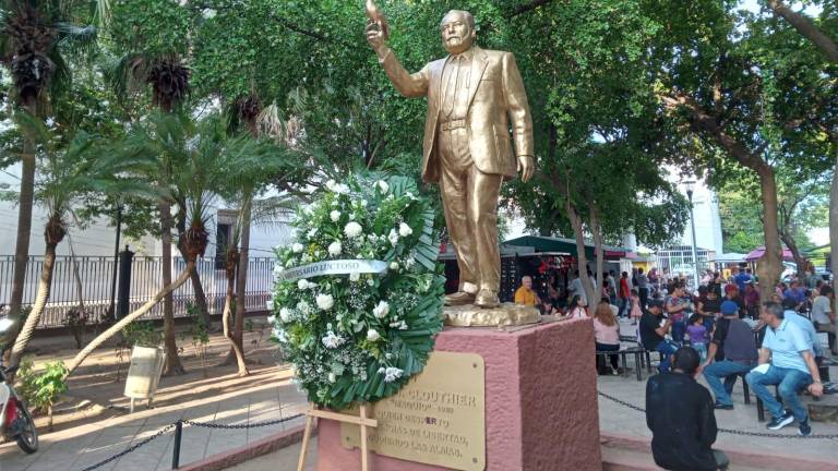 Durante la ceremonia, los asistentes ofrecieron una ofrenda floral.