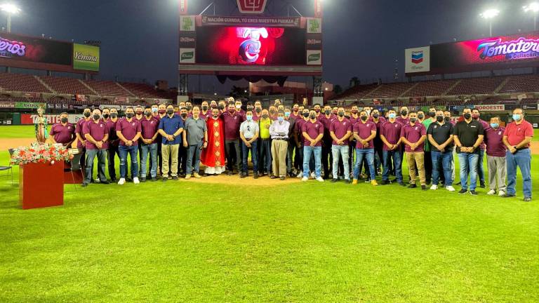 Tomateros participa en la tradicional Misa de Acción de Gracias en su estadio.