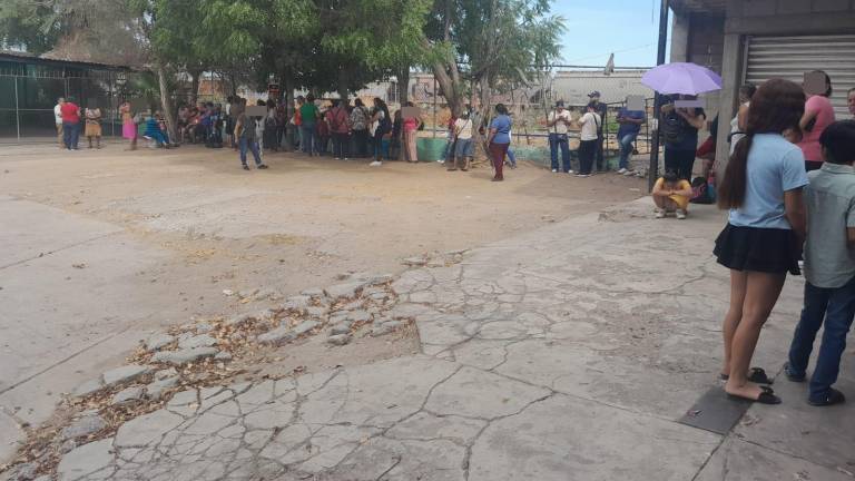 Entregan despensas a mujeres de Villa Juárez en capilla de Jesús Malverde, en Culiacán
