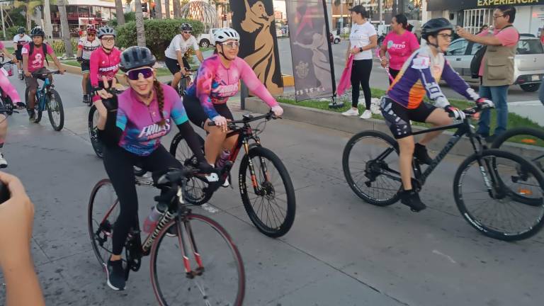 Cerca de 70 ciclistas mazatlecos participaron en la “Rodada en Rosa Reto Mazatlán”.