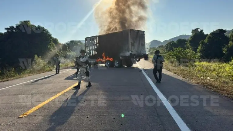 Elementos de la Guardia Nacional mantienen presencia y labores de vigilancia en la autopista Mazatlán-Tepic, tras la liberación de la vía.