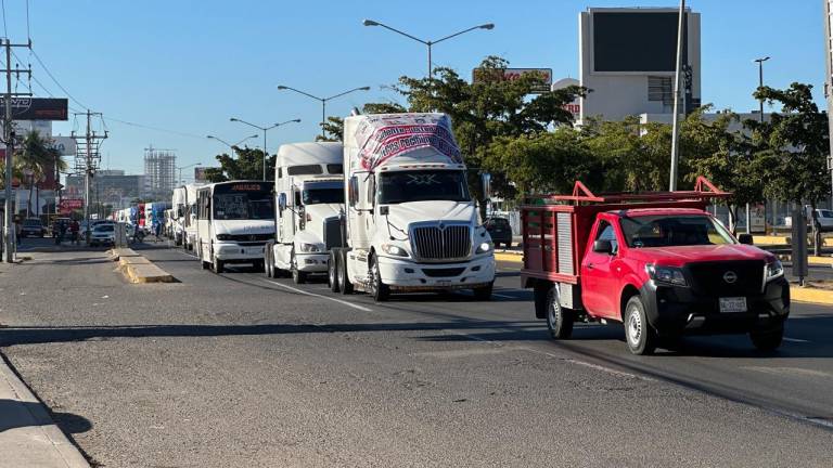Traileros se manifiestan en Mazatlán por inseguridad en carreteras