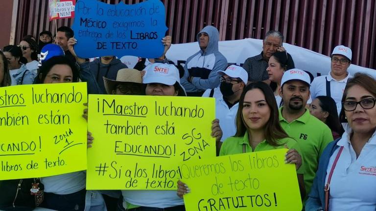 Instalan plantón maestros de Chihuahua por freno a distribución de libros de texto