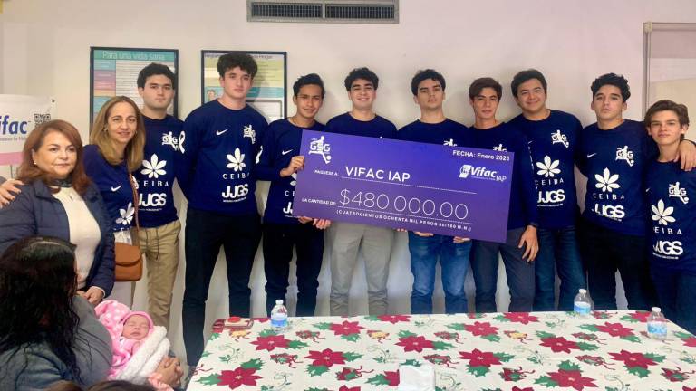 Los alumnos del tercero de Preparatoria del Instituto Chapultepec sede La Primavera hacen entrega del cheque a la directora de Vifac.