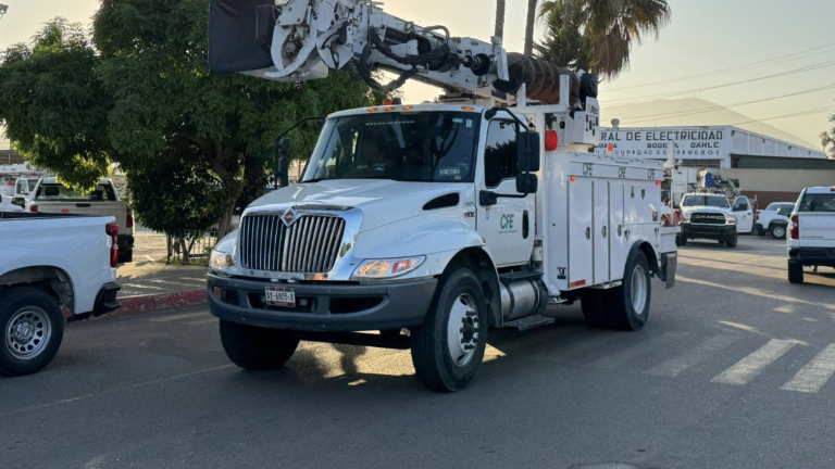 Personal y equipos de la CFE se preparan para atender posibles afectaciones en Baja California Sur, Sonora y otras entidades.