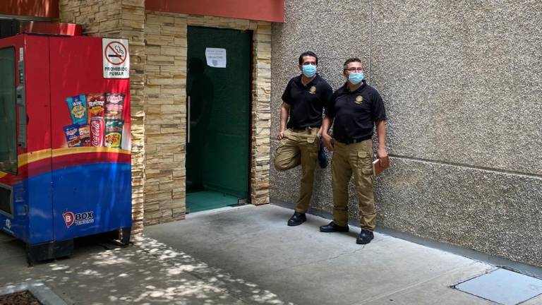 La puerta del Congreso del Estado se mantuvo cerrada este martes y vigilada por personal de seguridad del recinto.