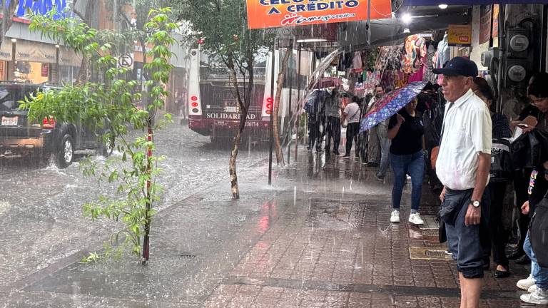 Lluvia intensa se registra en Culiacán este viernes.