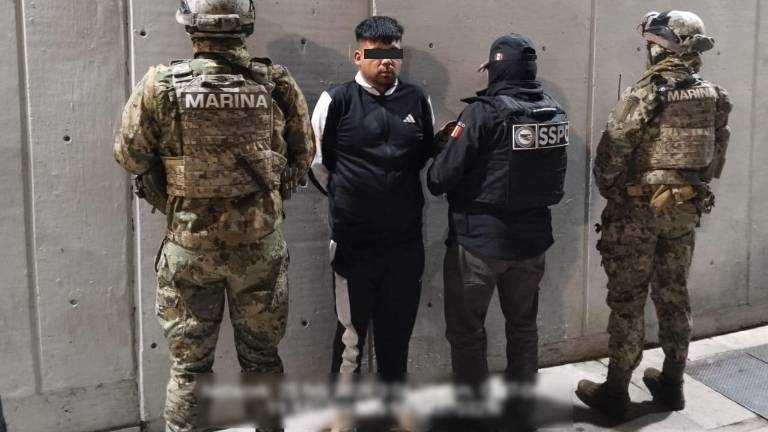 Autoridades federales detienen en Tlaxcala a presunto líder delictivo; le aseguran droga y una granada.