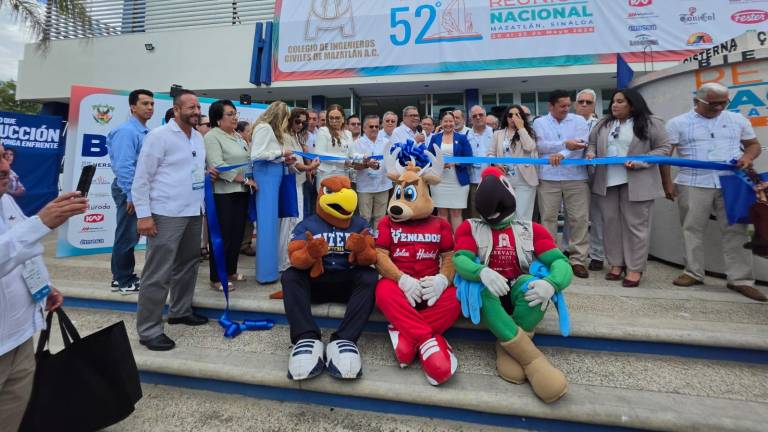 Participantes y asistentes cortaron el listón de apertura al encuentro.