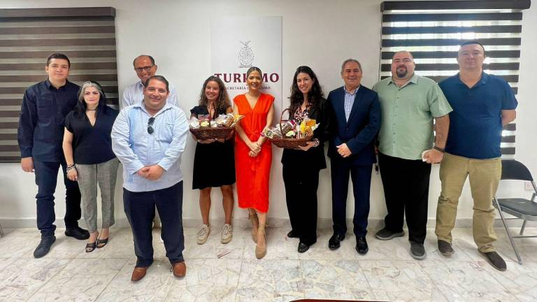 Reunión de representantes de la empresa aérea francesa Vinci Airport con la Secretaria de Turismo de Sinaloa, empresarios hoteleros y funcionarios municipales.