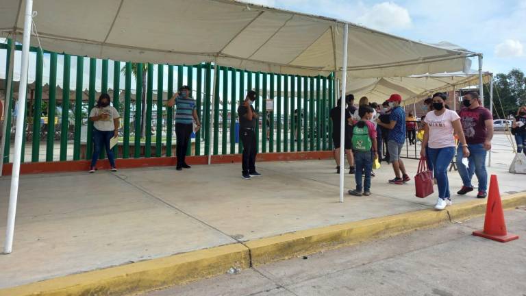 En el macrocentro de vacunación habilitado en el Centro de Alto Rendimiento Deportivo María del Rosario Espinoza, los jóvenes ingresaban a vacunarse en cuanto llegaban.