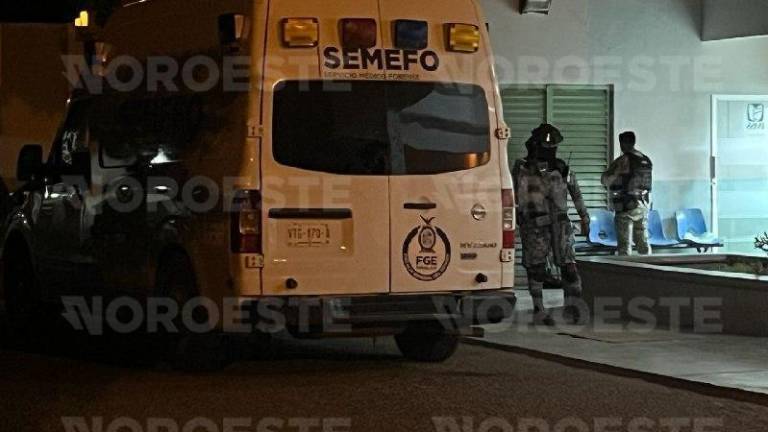 Autoridades resguardan el área de urgencias de un hospital en Navolato tras el asesinato de dos personas.