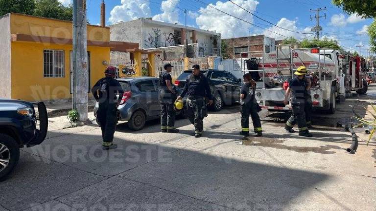 Bomberos controlaron el incendio en una vivienda de la colonia Los Pinos sin que hubiera heridos.