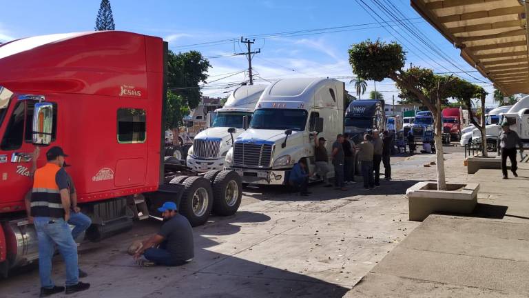 Los manifestantes mantiene el plantón frente a la Plaza Caracol.