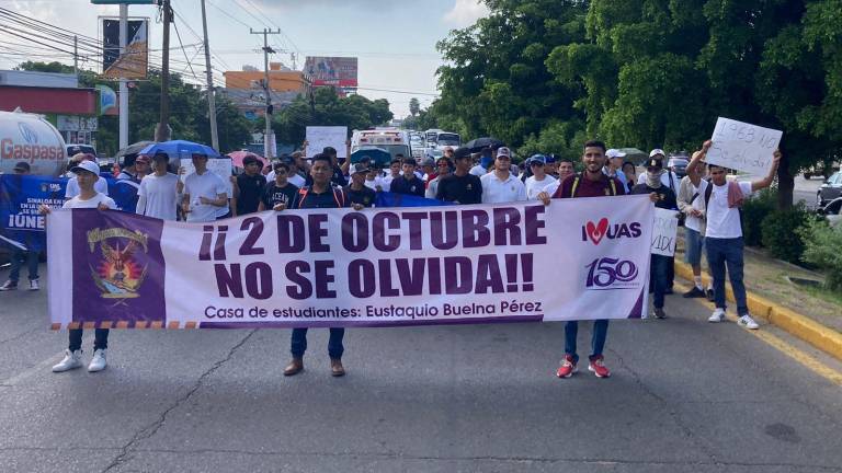 Alumnos de la UAS encabezaron una marcha este lunes por la avenida Ejército Mexicano.