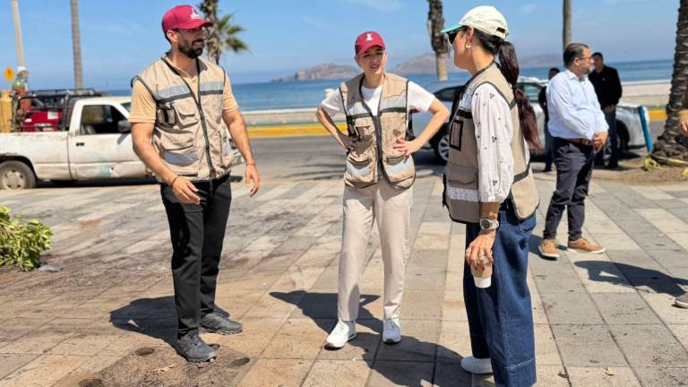 La Alcaldesa de Mazatlán Estrella Palacios Domínguez supervisa la rehabilitación del Parque Ciudades Hermanas.