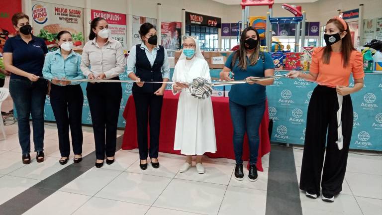 Sor Inés Quintana Gómez, directora del asilo, en compañía de amigos aliados del albergue, realiza el corte del listón inaugural de la campaña.