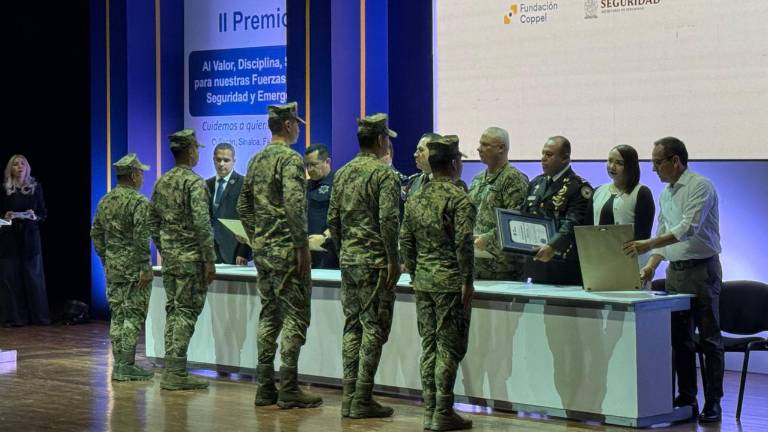 Autoridades civiles y militares encabezaron la entrega de galardones a agentes de seguridad local.