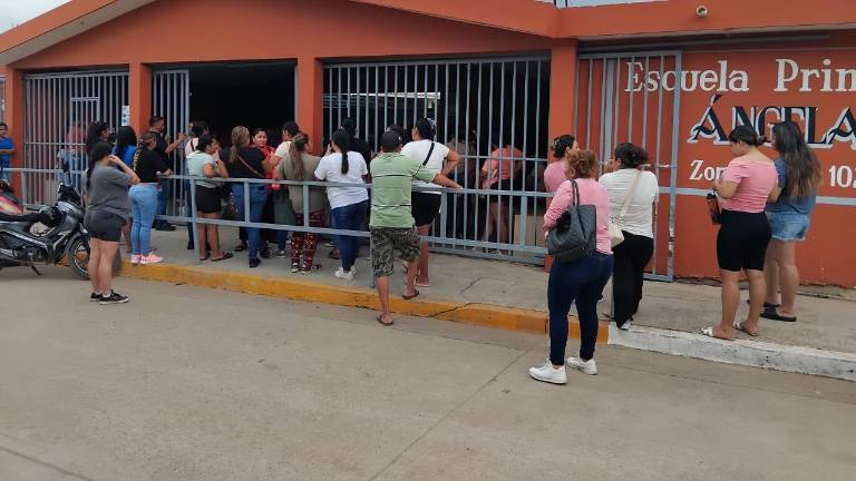 Manifestación en la primaria Ángela Peralta, en Mazatlán.