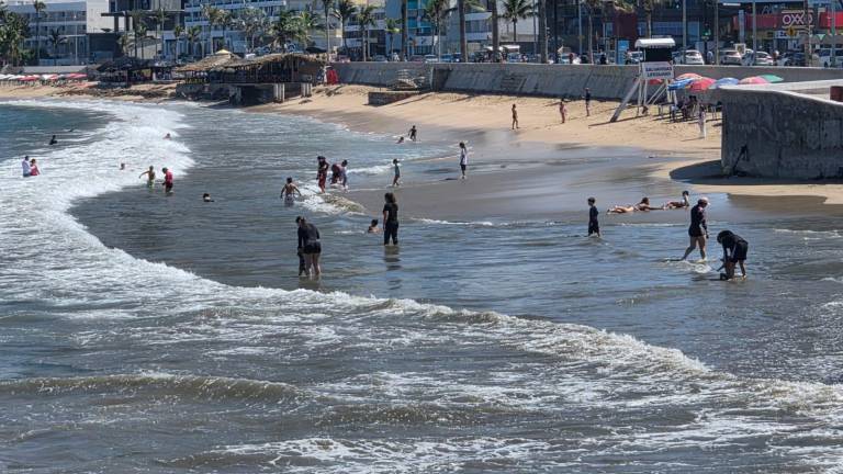 Ante las altas temperaturas de las últimas semanas, las playas de Mazatlán registran asistencia de bañistas.