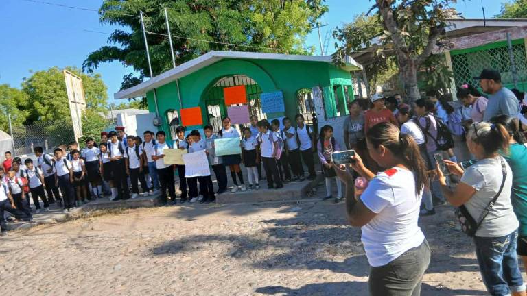 Padres de familia y alumnos bloquearon la puerta de acceso de la primaria.