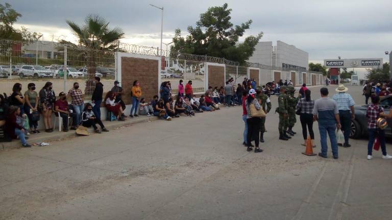 Se cuentan por miles de jóvenes en la fila para aplicarse la vacuna contra el coronavirus, en Mazatlán.