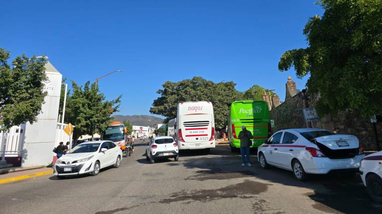 Unidades de transporte y vehículos particulares permanecieron detenidos en la zona de La Chalata, en Rosario, ante los bloqueos en Escuinapa.