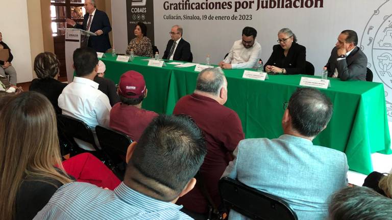 Rubén Rocha Moya, Gobernador de Sinaloa, entregó las gratificaciones a los jubilados.