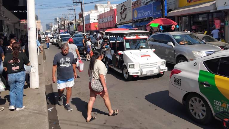 En el Centro de Mazatlán se ha incrementado el tráfico vehicular y la afluencia de personas.