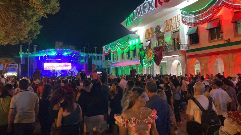 La Plazuela República luce adornada por luces y girnaldas de los colores de la bandera.