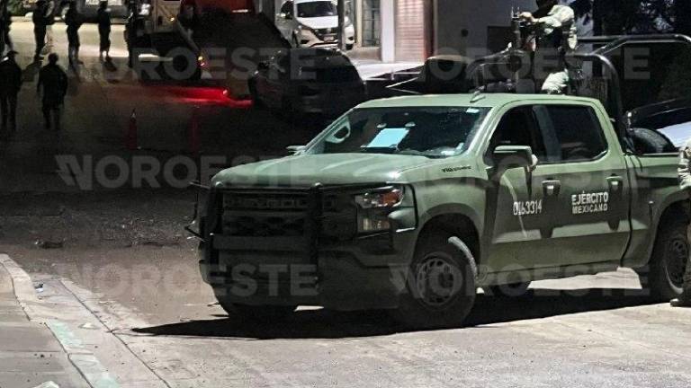 Elementos militares resguardan los vehículos de lujo e indicios asegurados en la colonia López Mateos.