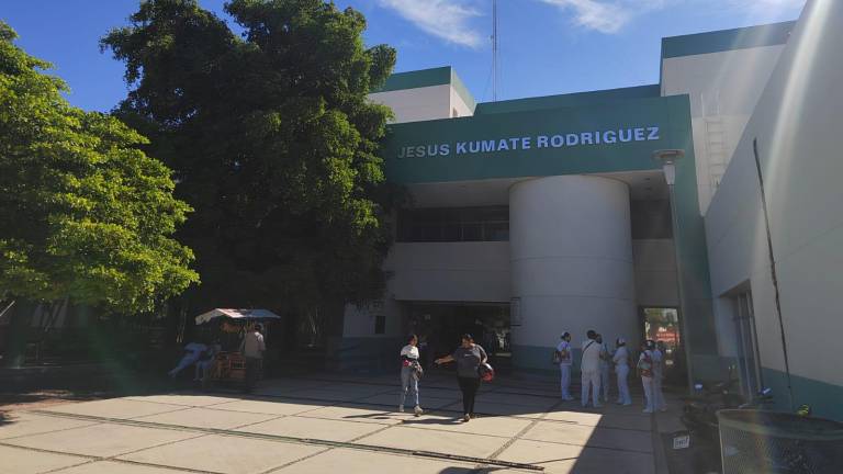 La mujer identificada tras el accidente recibe atención médica en el Hospital IMSS Bienestar Los Mochis.