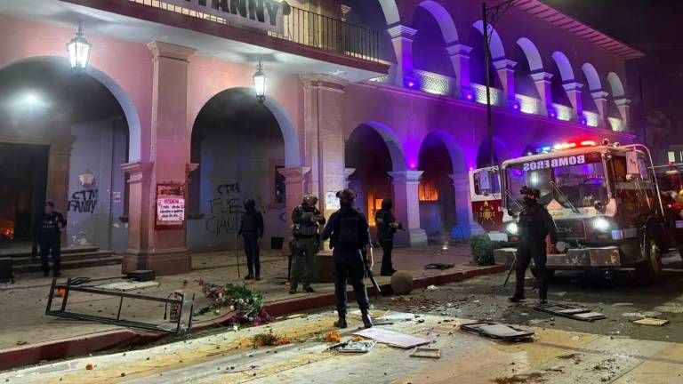 Manifestantes vandalizaron y quemaron las instalaciones del Palacio Municipal de Apatzingán, Michoacán.