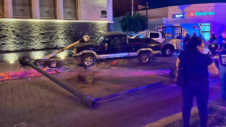 Una patrulla de la Secretaría de Seguridad Pública Municipal y una camioneta particular protagonizaron un choque este miércoles.